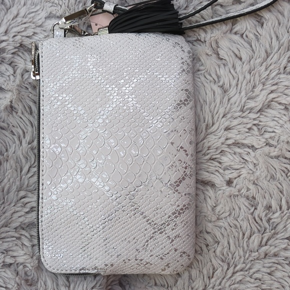 Victoria's Secret snake python print wristlet clutch NWT silver & white party 🎉 - Picture 4 of 8